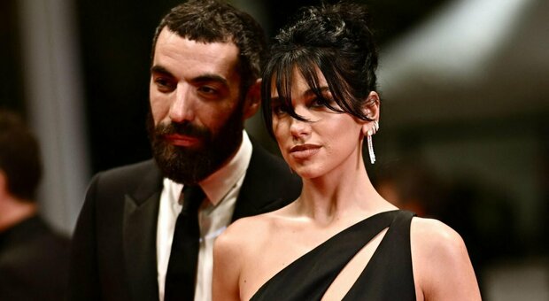 Dua Lipa sul red carpet con il nuovo fidanzato. Il debutto della coppia mano nella mano a Cannes fa impazzire i fan