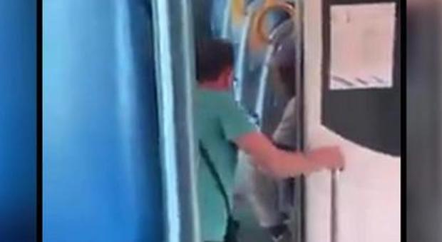 Denuncia con un video un episodio di razzismo sul treno, riempita di insulti: «Spero che qualche scimmia ti stupri»