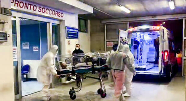 Assalto ai pronto soccorso, i medici d'urgenza: «Non reggiamo più». In Toscana vietate visite a malati in ospedale