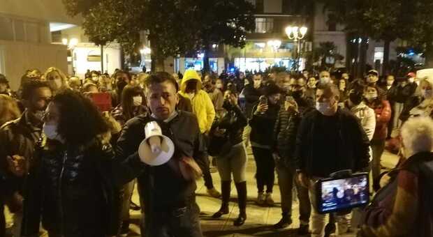 La protesta scende in piazza, tra esasperazione e rabbia. A Taranto, Brindisi e Lecce un solo grido: «No alle chiusure»