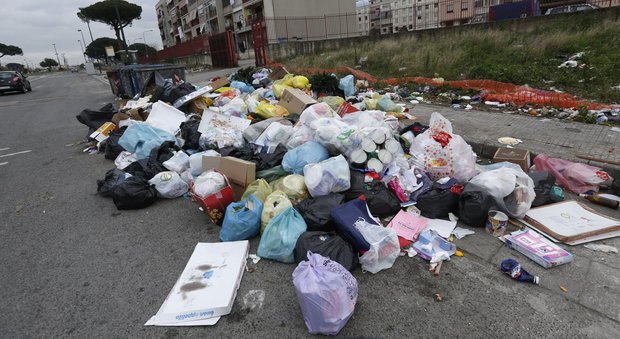 Rifiuti, scioperano addetti raccolta possibili disagi anche a Napoli
