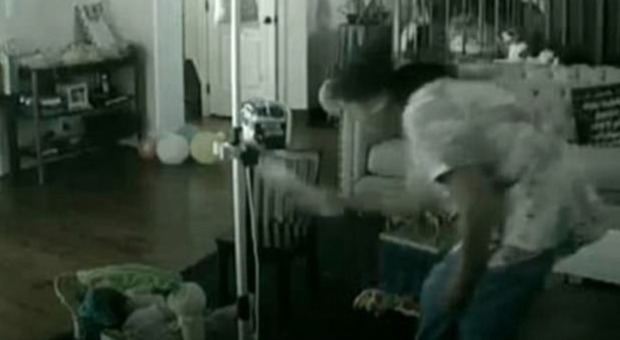 Usa, babysitter picchia bimbo disabile: i genitori assistono alla scena attraverso una webcam