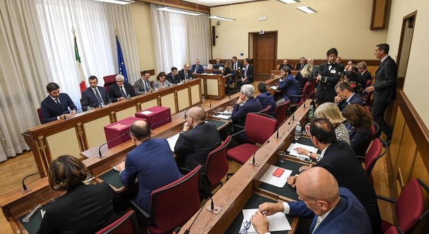 La commissione banche presieduta da Casini (ansa)
