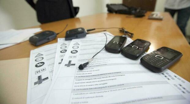 Trieste, suggerivano a stranieri le risposte all'esame di guida con auricolari nascosti: 7 denunce