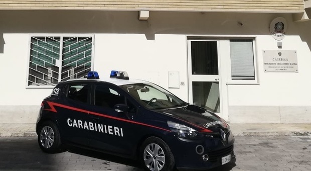 Maltrattamenti ai genitori e al fratello: 18enne denunciata ai carabinieri nel Napoletano