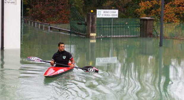 Daniele Molmenti in kayak nel parco allagato (ph Candido)
