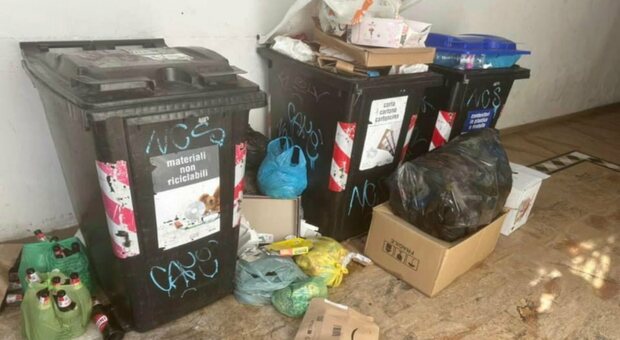 San Lorenzo, rifiuti accumulati all'interno di un condominio e inquilini abusivi