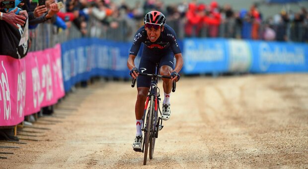 Bernal nuovo padrone del Giro d’Italia: vince sullo sterrato di Campo Felice e si prende la maglia rosa