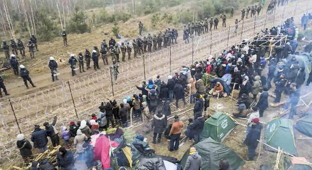 Migranti, la Polonia costruirà un muro al confine con la Bielorussia: «Necessario per la sicurezza»