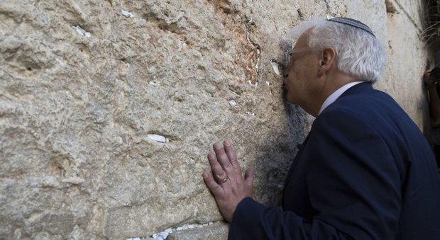Israele, l'ambasciatore Usa subito al Muro del Pianto a pregare per Donald Trump. Senza Netanyahu