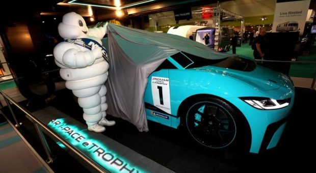 Bibendum, il pupazzo Michelin mentre scopre una Jaguar I-Pace che parteciperà al primo eTrophy