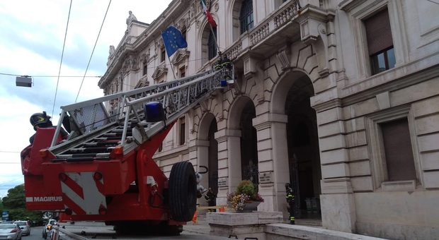 Ancona, la facciata del municipio perde pezzi: arrivano i vigili del fuoco