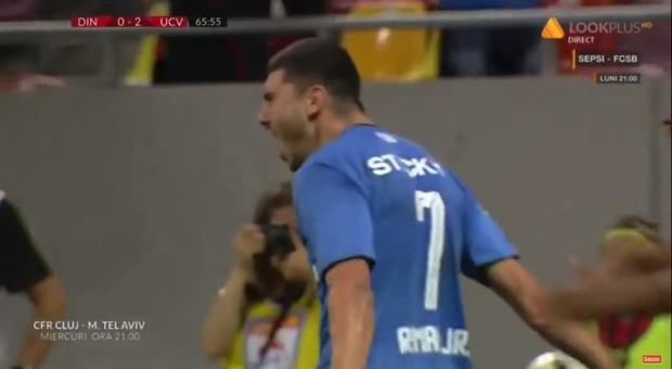 Romania choc, l'allenatore ha un infarto: gli avversari vincono 2-0, il bomber esulta alla Cristiano Ronaldo