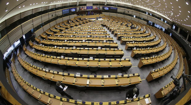 Il Parlamento Ue osserva un minuto di silenzio per il prof francese decapitato