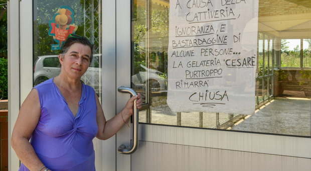 Anna Maria Fregnan mostra il cartello affisso sulla gelateria chiusa
