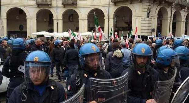 Scontri al corteo di Torino tra no Tav e polizia. Sette agenti feriti. Alfano: «Disonorano il primo maggio»