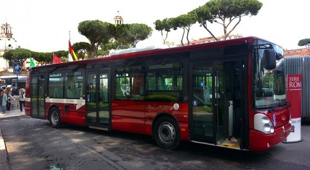 Senza biglietto sul bus, aggredisce passeggeri Bloccato dagli agenti in via Flaminia