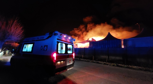 Incendio a Sabbione, martedì scuole chiuse a Terni, Narni e Stroncone. Finestre chiuse nel raggio di 5 chilometri.