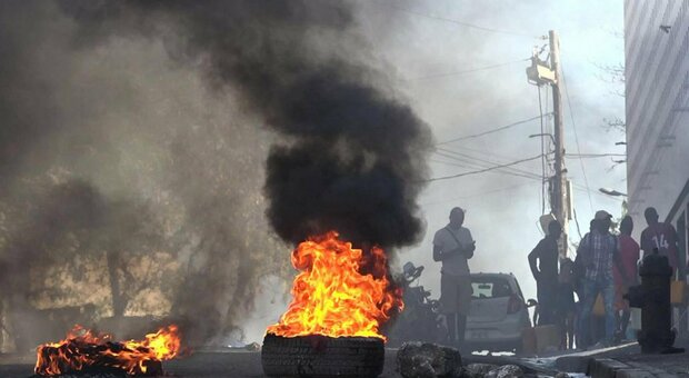 Haiti nel caos, dichiarato lo stato d'emergenza dopo l'evasione di 4000 detenuti. Nessuna notizia del Premier