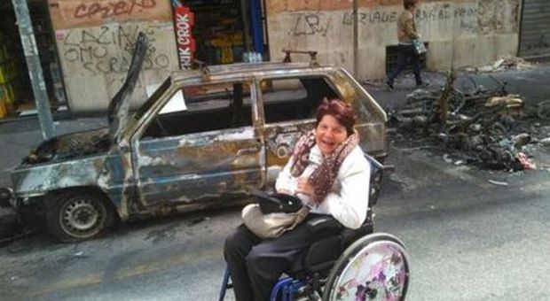 Roma, auto carbonizzata in un incendio: Eugenia ​non può ricomprarla e chiede aiuto al web