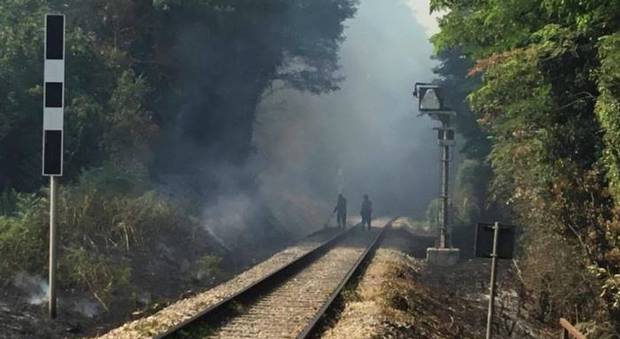 Minturno, fiamme sui binari: sospesi i treni sulla linea ferroviaria Roma-Napoli