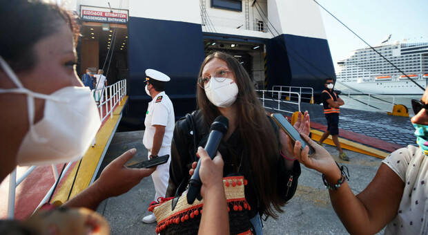 Covid, a Napoli la nave Tirrenia con 512 passeggeri dalla Sardegna: «Ora il tampone»
