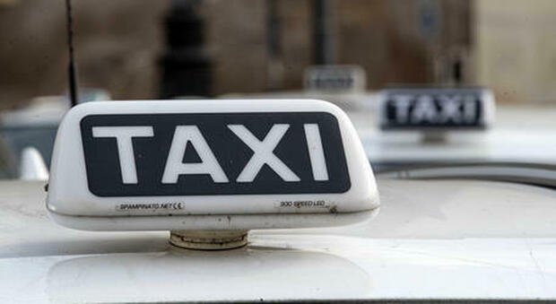 Firenze, notte da incubo per un tassista: «Ostaggio di un cliente»