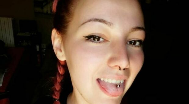 Tragico schianto contro il guardrail: morta Alexandra, aveva 25 anni. Sui social le foto con la sua moto