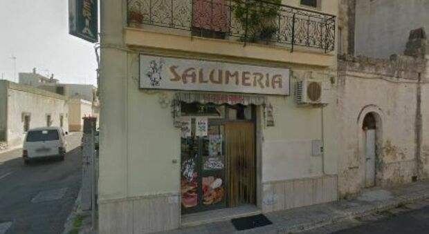 Rapina al negozio di alimentari in Salento: in due via con il registratore di cassa