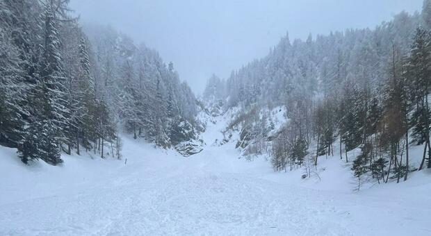Valanghe e paura in Trentino: ad Arabba due sciatori travolti dalla neve. Chiusa una pista a Madonna di Campiglio