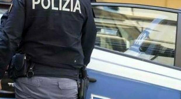 Rimini, aggredisce e azzanna la mano di un 90enne per rapinarlo: arrestata una giovane fanese