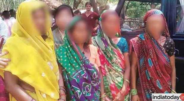 Costrette a 'sfilare' nude nel loro villaggio: cinque donne punite da un branco di uomini