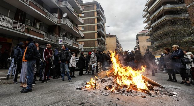 Termosifoni ancora spenti nelle case popolari di Casal Bruciato. I cittadini danno fuoco ai cassonetti per protesta