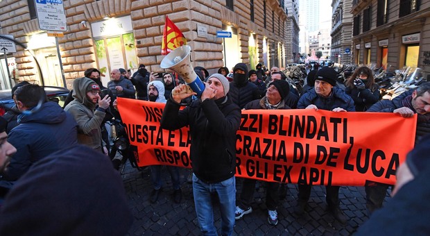 Napoli, disoccupati in protesta contro De Luca: «Tornatene a Salerno»