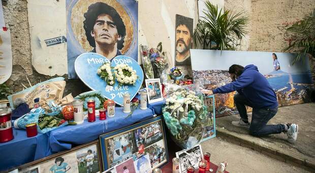 Maradona, Adani ai Quartieri Spagnoli: il tributo del commentatore a Diego