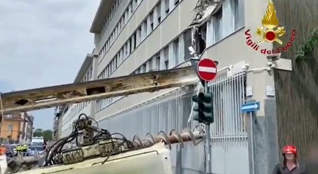 Milano, trivella di dieci metri precipita e si abbatte sul palazzo del centro di ricerca Ifom: evacuati 600 dipendenti VIDEO