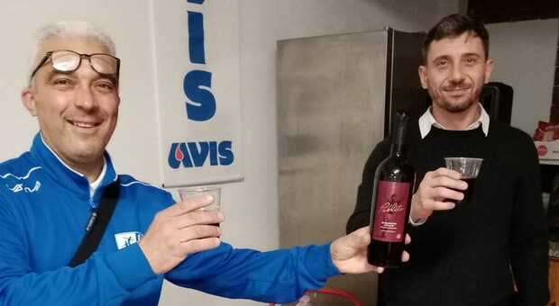 Fabio Vannini (a sin.),dirigente del Pontecchio Calcio e legato da profonda amicizia a Paolo Rossi, brinda con Alessandro Rossi col vino "Pablito".