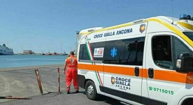Ancona, si schiaccia la mano sotto un container: ansia per un 51enne nei pressi del Mandracchio