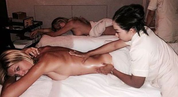 Claudia Galanti, massaggio hot con curve in vista su Instagram
