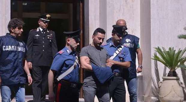 I carabinieri arrestano il boss latitante Luigi Cuccaro: la folla si riversa in strada di notte per difenderlo