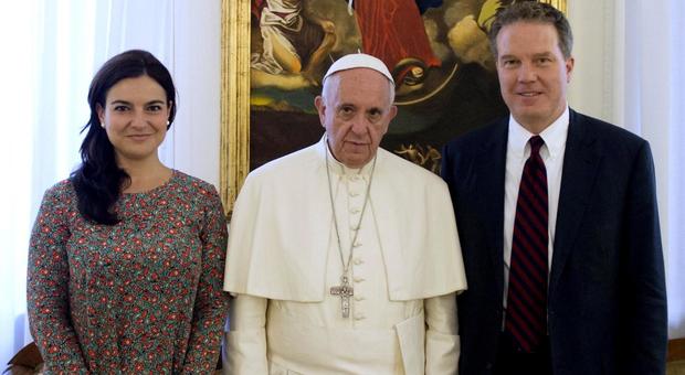 Il Papa con Greg Burke e Paloma Garcia Ovejero
