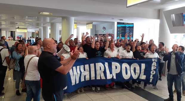 Whirlpool, blitz operai all'aeroporto di Capodichino: è il caos a Napoli