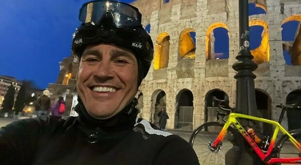 Cannavaro, l'impresa in bicicletta: da Napoli a Roma «in 7 ore e 43 minuti». Poi il selfie al Colosseo