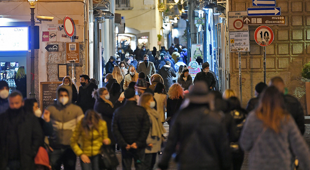 Covid a Salerno tra aperitivi e shopping: «Tutti nei vicoli, come nelle Luci d'Artista»