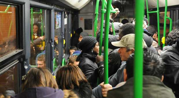 Avezzano, tre ragazzini fanno esplodere petardi dentro il bus: panico tra i passeggeri
