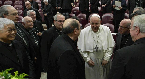 Papa Francesco "educa" i cardinali: toglie casa e stipendio al conservatore Burke (firmatario di un documento di protesta sul Sinodo)