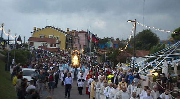 Festa della Madonna dell'Angelo, centomila persone alla processione