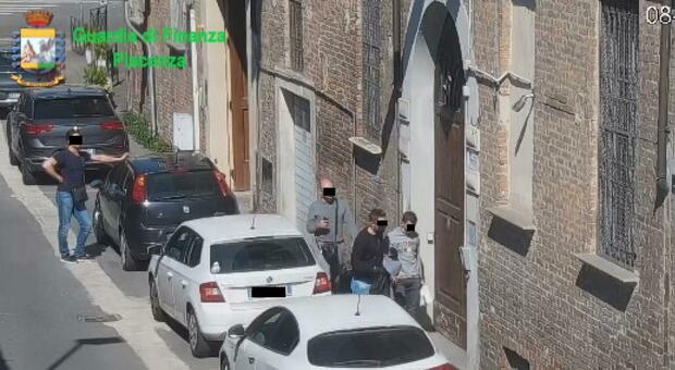 Piacenza, nella caserma dei carabinieri anche un'orgia: «Due donne nell'ufficio del comandante, forse due escort»