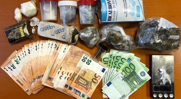 La droga e il denaro posti sotto sequestro dai carabinieri