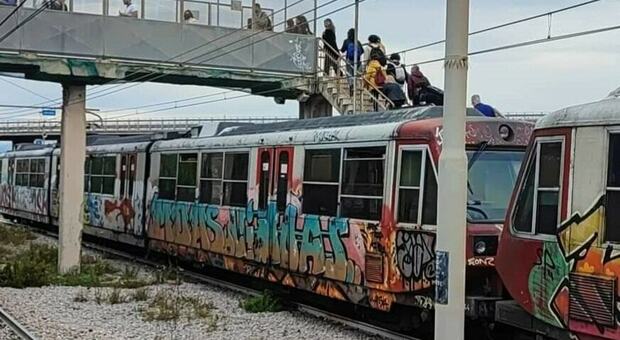 Un treno della circumvesuviana con gli utenti che scendono dai vagoni